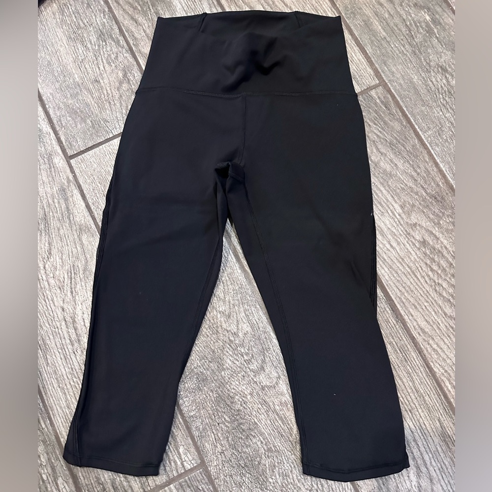 Lulu Lemon black knee length leggings size 6